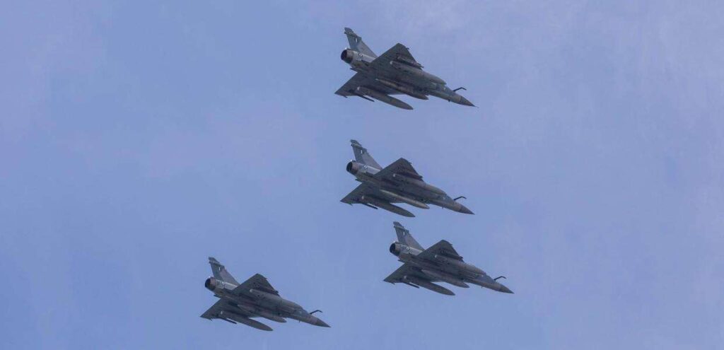 Μαχητικά αεροσκάφη και πολεμικά ελικόπτερα σήμερα πάνω από την Αθήνα