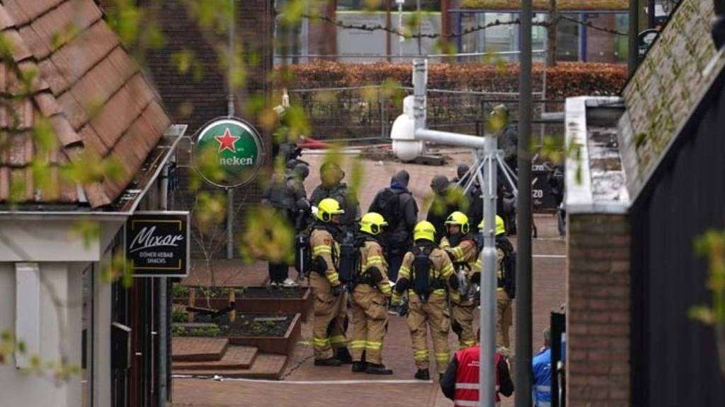 Ολλανδία: Άνδρας με εκρηκτικά κρατά ομήρους σε καφετέρια στην πόλη Έντε – Εκκενώθηκαν 150 σπίτια