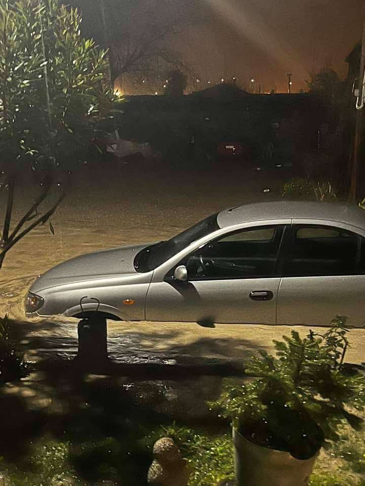 Ισχυρές βροχοπτώσεις σε Πιερία και Τρίκαλα – Εγκλωβίστηκαν οδηγοί