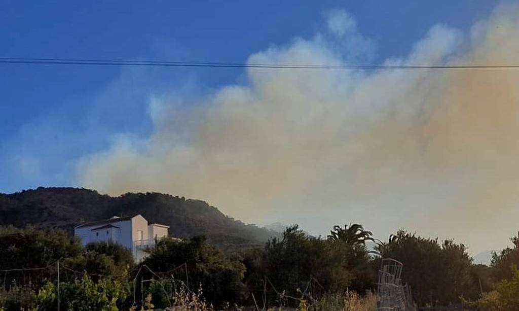 Κρήτη: Μεγάλη φωτιά στην Ιεράπετρα Λασιθίου – Εκκενώνονται οικισμοί