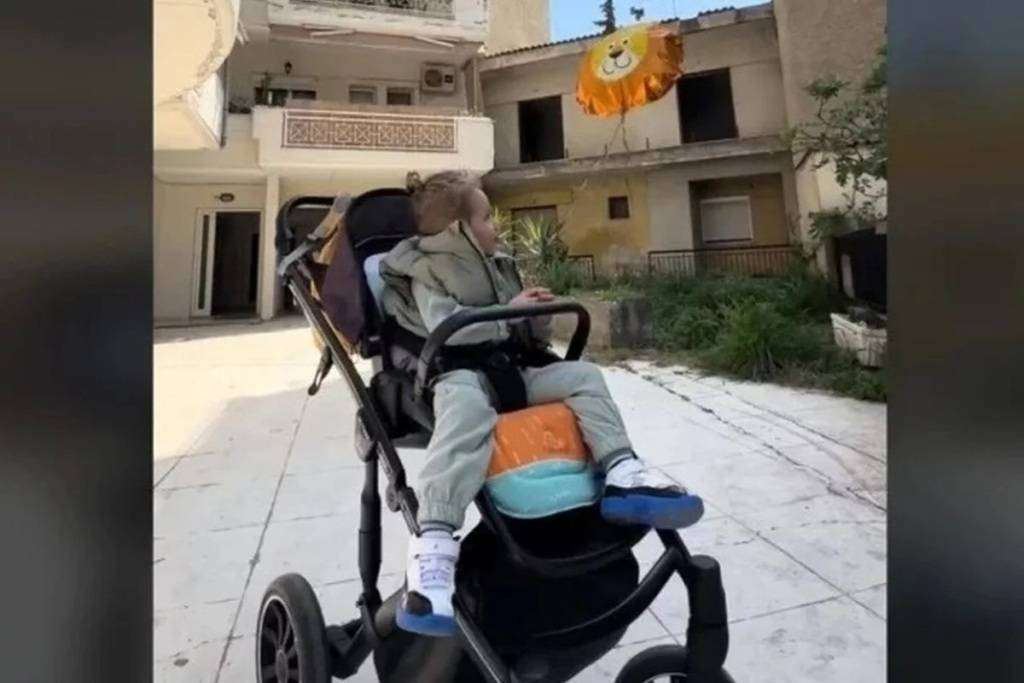 Συγκλονίζει το βίντεο του Νίκου Ζήση που έχασε την γυναίκα του στα Τέμπη: Ο γιος τους στέλνει ένα μπαλόνι στη μαμά του!