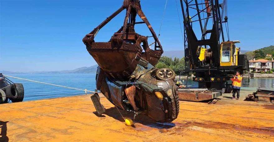 Μαγνησία: Επτά μήνες μετά την κακοκαιρία Daniel «ψαρεύουν» ακόμα αυτοκίνητα από τον Παγασητικό