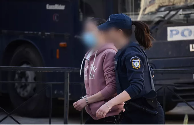 12χρονη – Κολωνός: Το δικαστήριο κρίνει τα ελαφρυντικά για τους 19 ενόχους – Αποφυλακίζεται η μητέρα