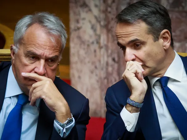 Εσωτερική αναδιάταξη στο Μαξίμου – Βορίδης και Κουτνατζής αντικαθιστούν τους Παπασταύρου και Μπρατάκο 