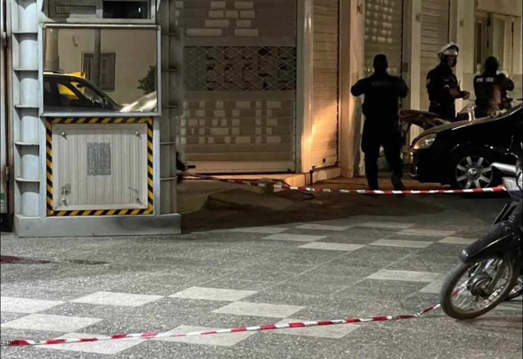 ΣΟΚ: Άνδρας μαχαίρωσε και σκότωσε την 28χρονη πρώην σύντροφό του έξω αστυνομικό τμήμα – Τον είχε καταγγείλει νωρίτερα για βίαιη συμπεριφορά