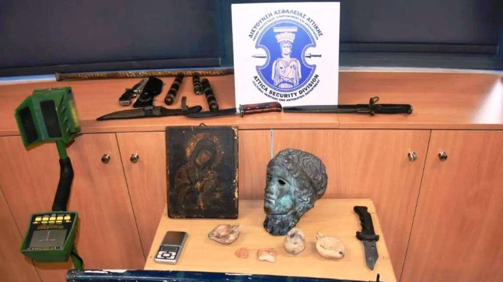 Πάτρα: Συνελήφθησαν δύο αρχαιοκάπηλοι – Κατασχέθηκαν μαχαίρια, σπαθιά και γκλοπ