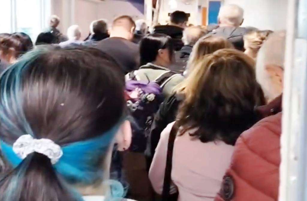 Χάος επικρατεί στα αεροδρόμια της Βρετανίας λόγω τεχνικού προβλήματος στους ελέγχους διαβατηρίων