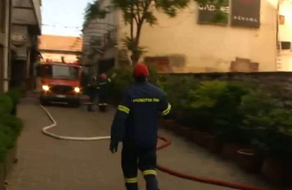 Θεσσαλονίκη: Πυρκαγιά σε κέντρο διασκέδασης στο λιμάνι