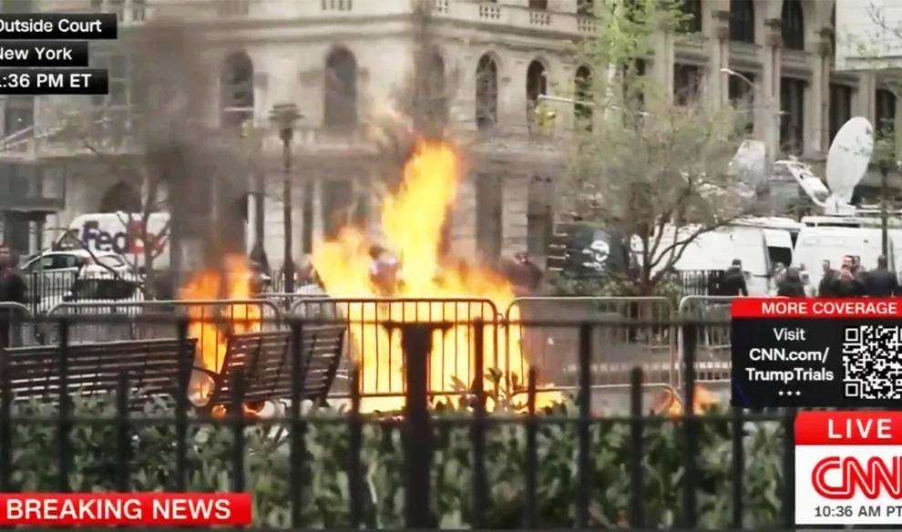 Νέα Υόρκη: Άνδρας αυτοπυρπολήθηκε έξω από τα δικαστήρια στη δίκη του Τραμπ (σοκαριστικό βίντεο)