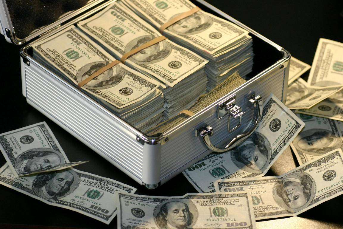Σύμη: Βρήκε κιβώτιο με 200.000 πλαστά δολάρια μέσα στη θάλασσα