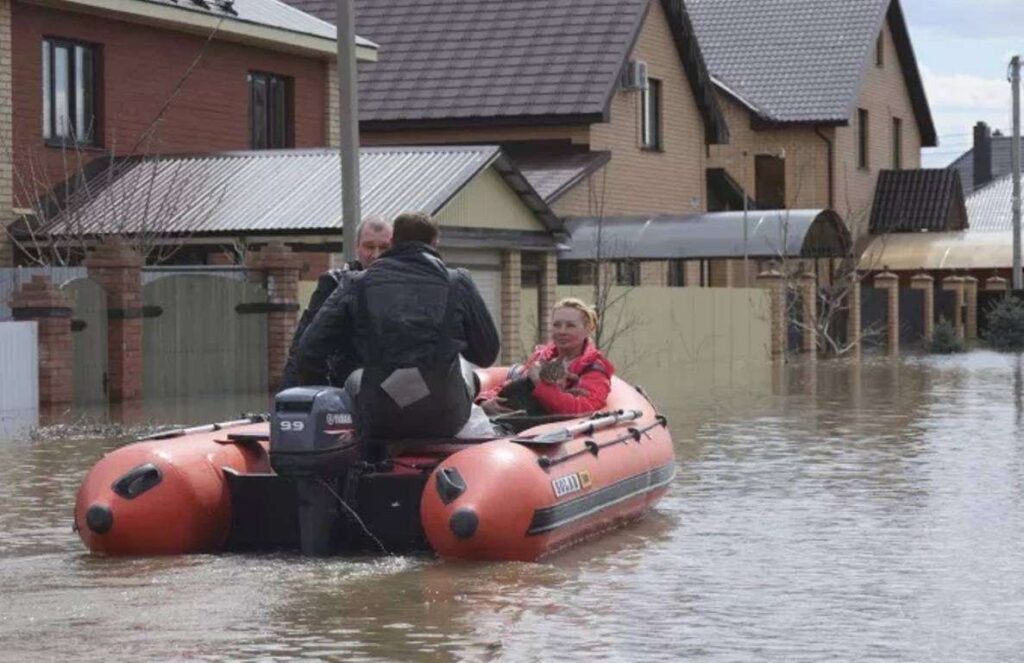 Ρωσία: Οι αρχές της επαρχίας Κουργκάν έδωσαν εντολή εκκένωσης για ορισμένες περιοχές λόγω πλημμυρών