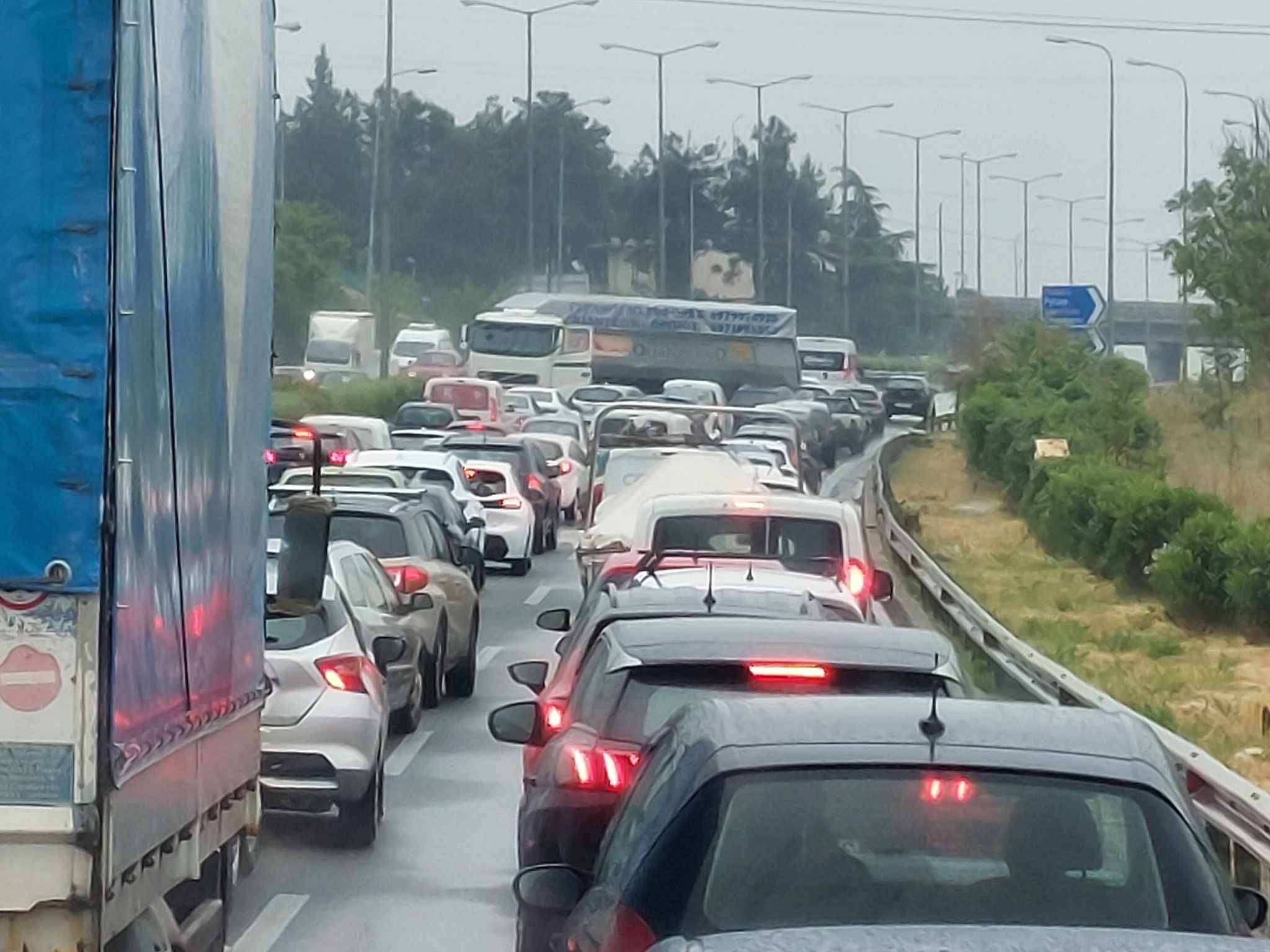 Τώρα: Δίπλωσε νταλίκα στην Περιφερειακή της Θεσσαλονίκης - Μεγάλο μποτιλιάρισμα προς ανατολικά