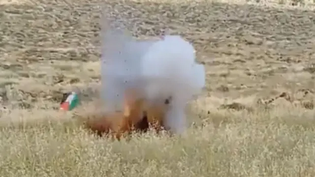 Ισραηλινός κλωτσάει σημαία της Παλαιστίνης, παγιδευμένη με εκρηκτικά – Σοκαριστικό βίντεο