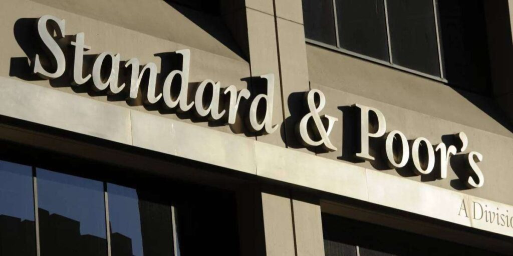 Standard & Poor’s: Αναβάθμισε το outlook της Ελλάδας – Προβλέπει ταυτόχρονα οικονομική επιβράδυνση και νέα αύξηση των τιμών της ενέργειας