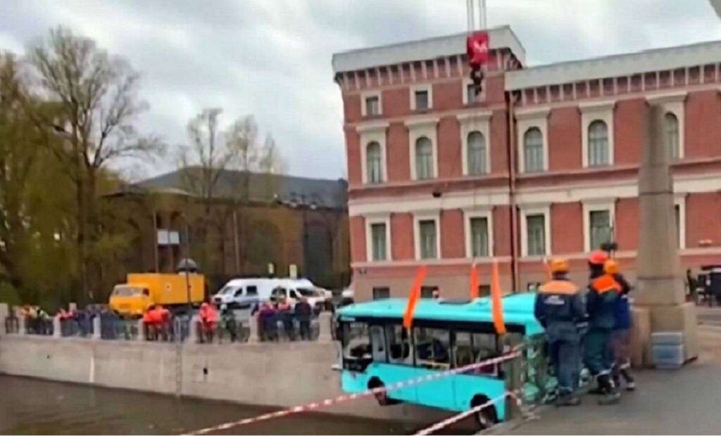 Ρωσία: Τουλάχιστον επτά νεκροί από την πτώση λεωφορείου σε ποταμό της Αγίας Πετρούπολης