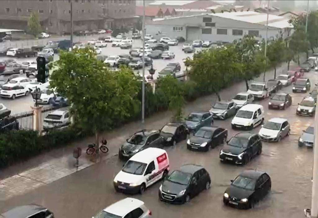 Πολύ ισχυρή καταιγίδα σε εξέλιξη στη Θεσσαλονίκη – Ποτάμια οι δρόμοι και μποτιλιάρισμα