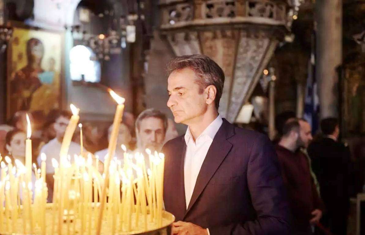 Στην πρώτη Ανάσταση στον Ιερό Ναό Ευαγγελίστριας της Τήνου ο Κυριάκος Μητσοτάκης