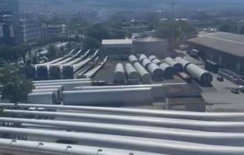 Γέμισε το λιμάνι Θεσσαλονίκης ανεμογεννήτριες!