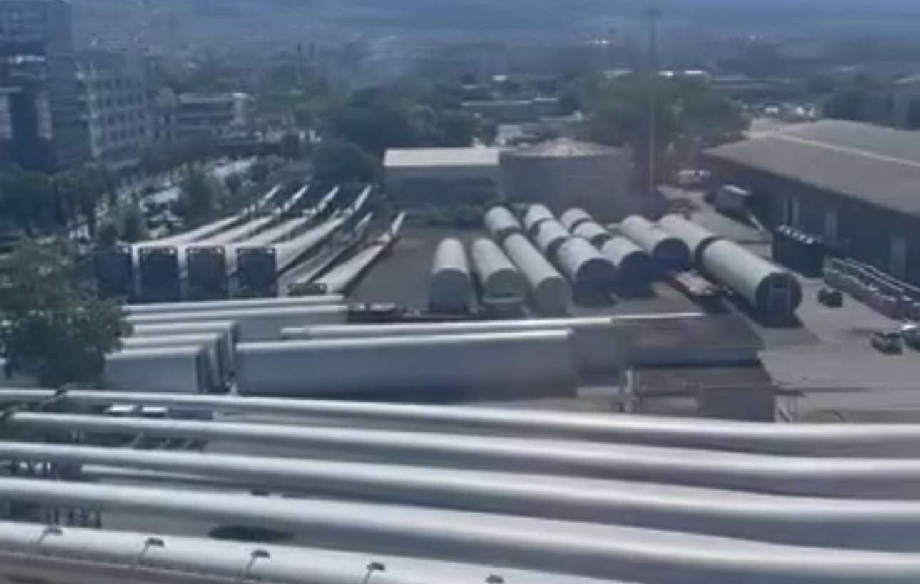 Γέμισε το λιμάνι Θεσσαλονίκης ανεμογεννήτριες!