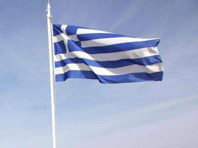 Εξοργιστικό: Νεαρός στην Κομοτηνή έκαψε την ελληνική σημαία – Χειροπέδες σε 21χρονο