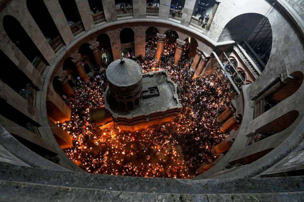 Ιεροσόλυμα: Η τελετή αφής του Αγίου Φωτός στο Ναό της Αναστάσεως – Παρακολουθήστε την σε ζωντανή μετάδοση (LIVE)