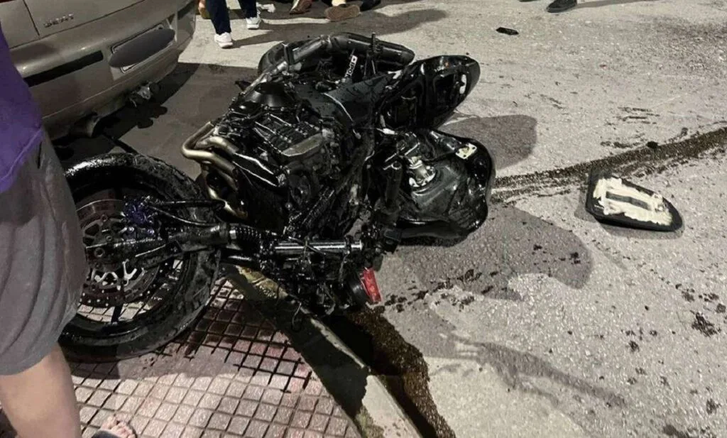 Θεσσαλονίκη: Σοβαρό τροχαίο με εκτροπή μηχανής – Σε κρίσιμη κατάσταση ο 25χρονος οδηγός