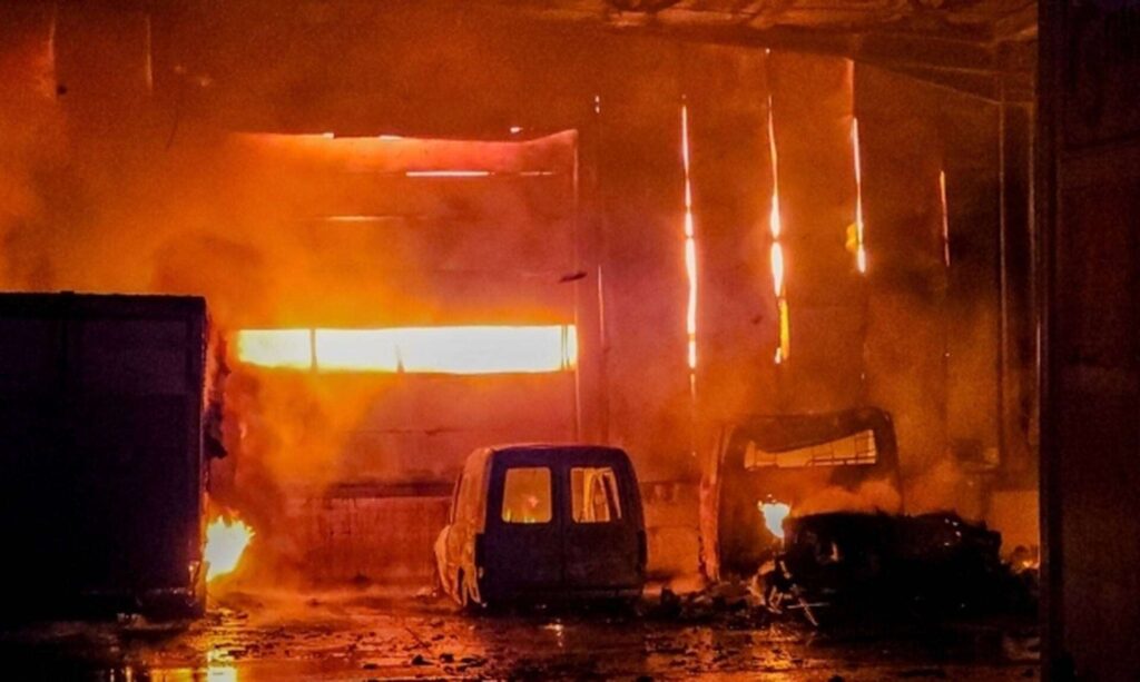 Λαμία: Σκουλήκια, σάπια μήλα και πούπουλα στο μενού των μαθητών – Νέα στοιχεία για την φωτιά στο εργοστάσιο // ΦΩΤΟΓΡΑΦΙΕΣ