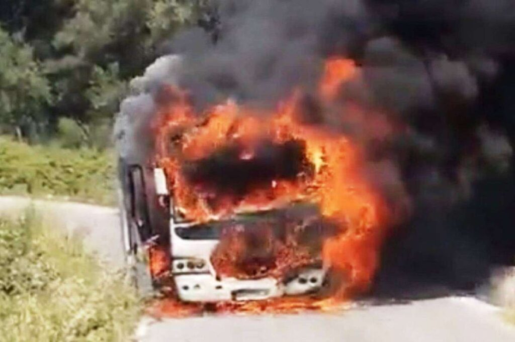 Κέρκυρα: Τουριστικό λεωφορείο τυλίχτηκε στις φλόγες (βίντεο)