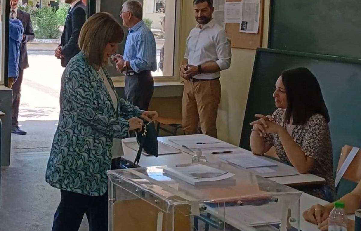 Στο σχολικό συγκρότημα της Γκράβας ψήφισε η Κατερίνα Σακελλαροπούλου
