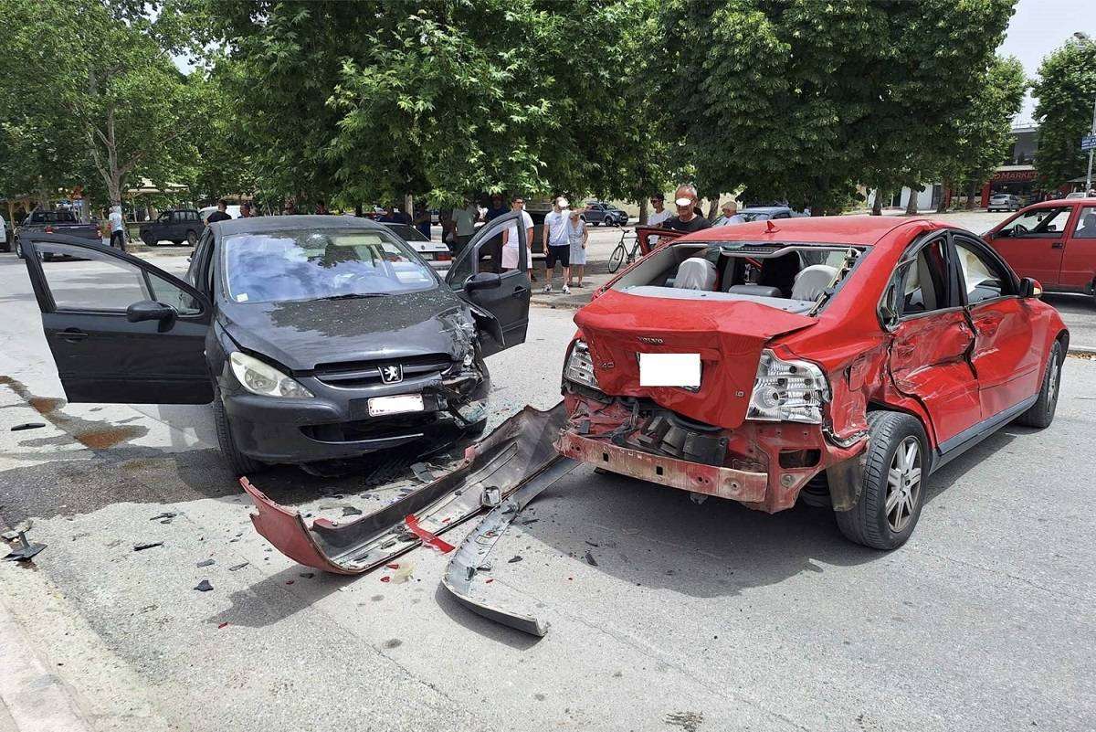 Λάρισα: Καραμπόλα με φορτηγό και 2 ΙΧ - Στο νοσοκομείο δύο άτομα