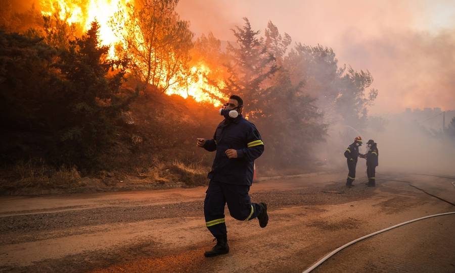 Πυρκαγιά στην Αλίαρτο Βοιωτίας- Προειδοποιητικό μήνυμα 112 στους κατοίκους