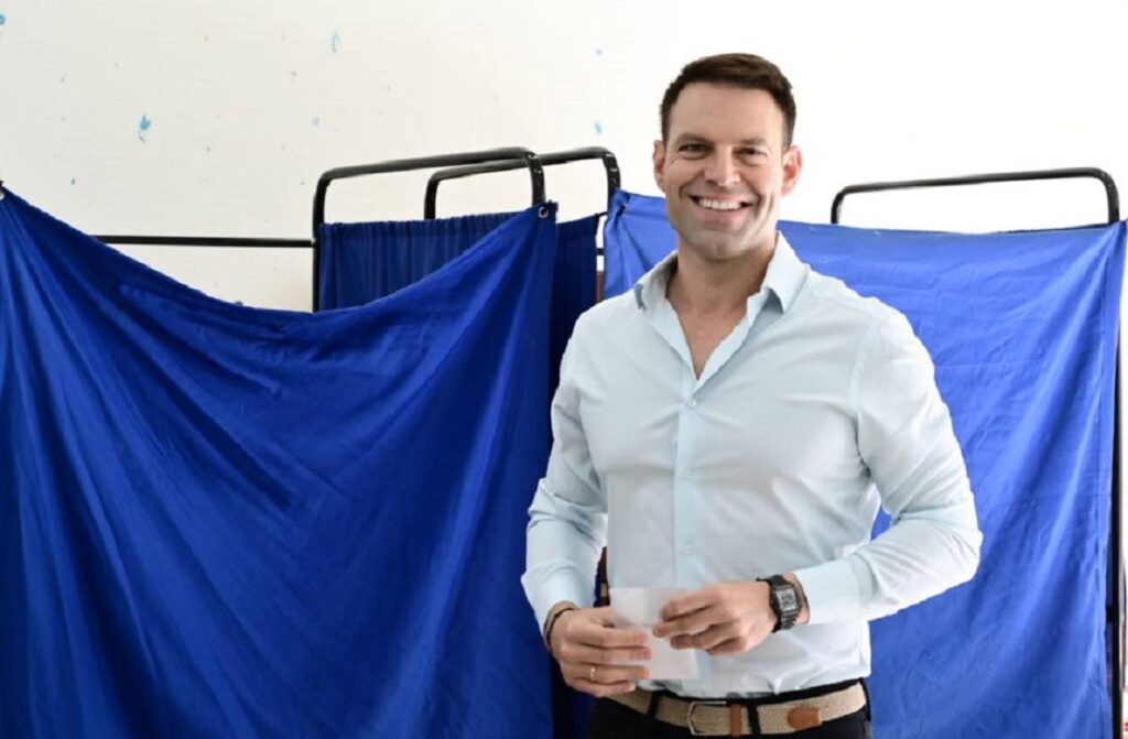 Το εκλογικό του δικαίωμα άσκησε ο Στέφανος Κασσελάκης στην Εκάλη – “Προτρέπω τους πολίτες να πάρουν τη ζωή στα χέρια τους”