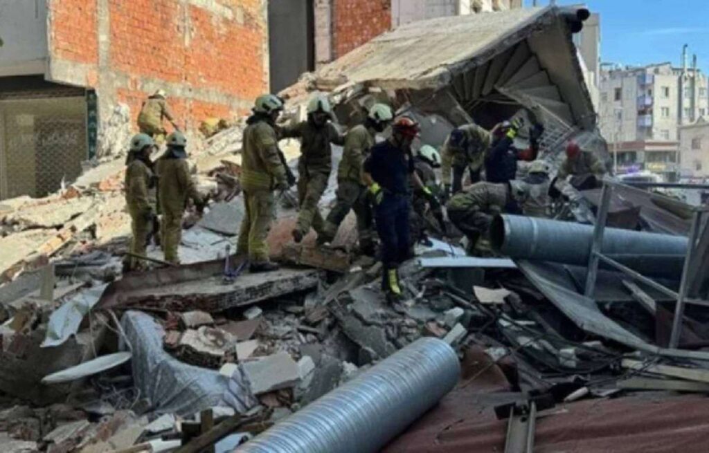 Κωνσταντινούπολη: Ένας νεκρός και 8 τραυματίες από την κατάρρευση κτηρίου – Δείτε βίντεο από τη στιγμή της κατάρρευσης