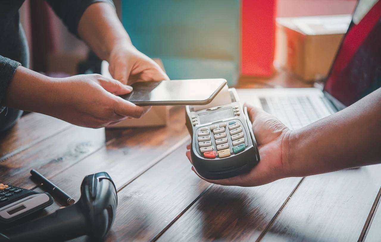 «Στα κάγκελα» χιλιάδες επαγγελματίες για τα POS