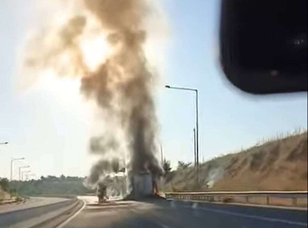 Θεσσαλονίκη: Στις φλόγες καρότσα φορτηγού στην Εθνική Οδό – Δείτε βίντεο
