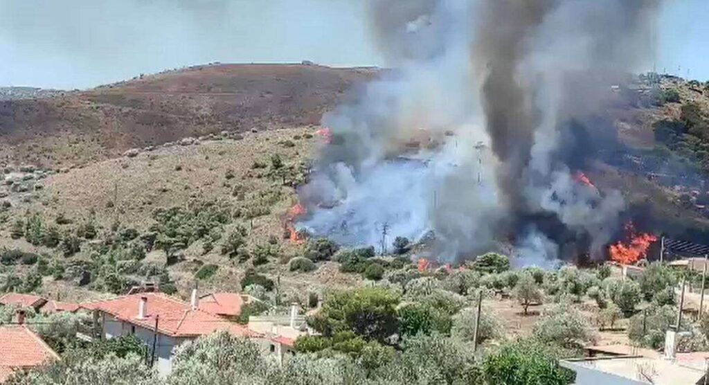 Κερατέα: Ανεξέλεγκτη μαίνεται η φωτιά – Εκκενώνονται 6 οικισμοί – Καίγονται σπίτια