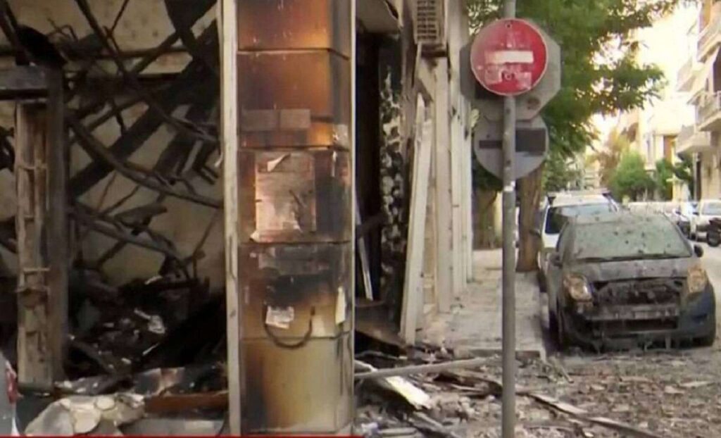 Φωτιά στα Κάτω Πατήσια: Μεγάλες καταστροφές σε ΙΧ και διπλανά διαμερίσματα