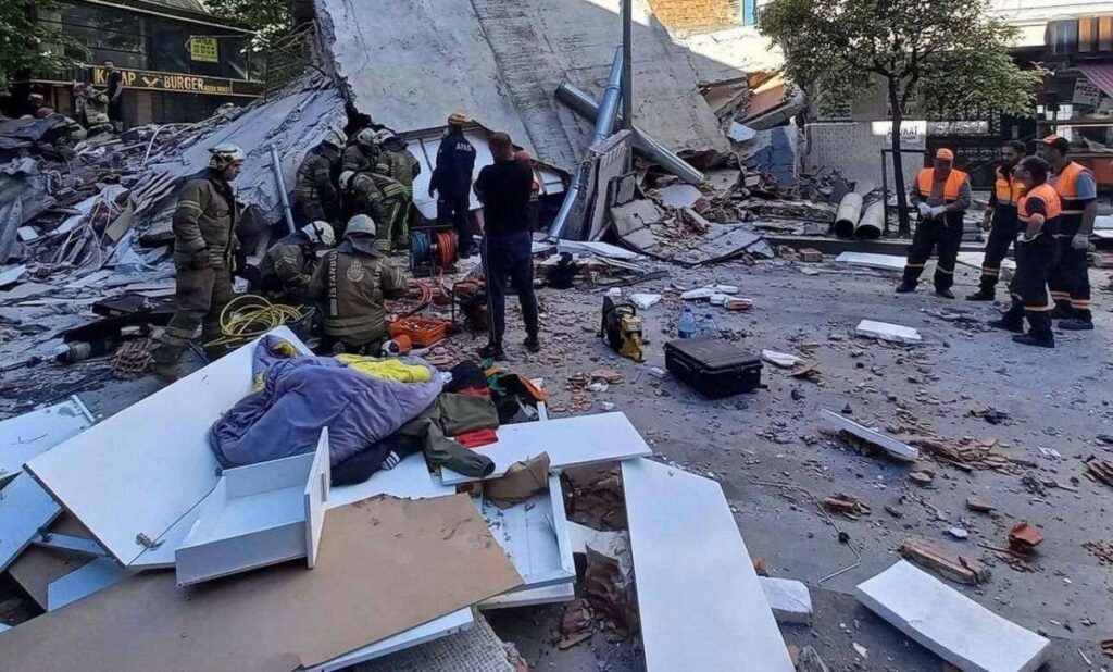 Κωνσταντινούπολη: Κατέρρευσε 4ώροφο κτίριο στην Κιουτσούκτσεκμετζέ – Εγκλωβισμένοι κάτω από τα ερείπια (video)