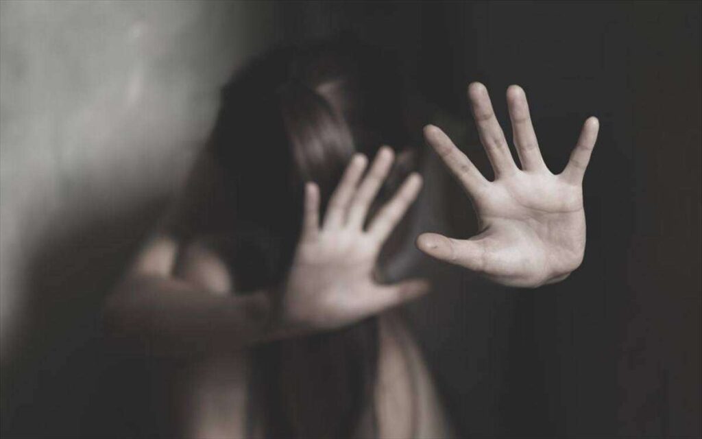 Συνελήφθη δημοσιογράφος της ΕΡΤ μετά από καταγγελία για επίθεση στη σύντροφό του