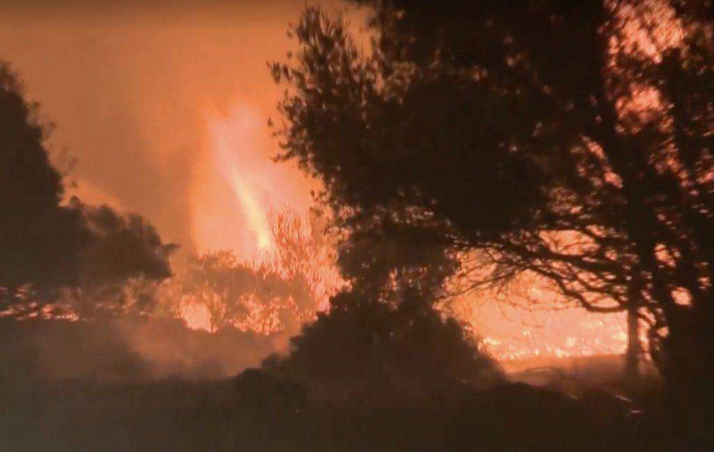Φωτιά στην Εύβοια: Εξερράγη ανεμογεννήτρια στις Πετριές – Από θαύμα δεν τραυματίστηκαν πυροσβέστες και εθελοντές (Βίντεο & φωτο)