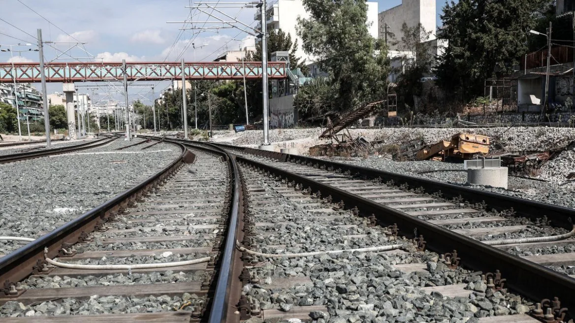 Τραγωδία στους Νέους Πόρους: Άνδρας έπεσε στις γραμμές του τραίνου - Ανασύρθηκε νεκρός