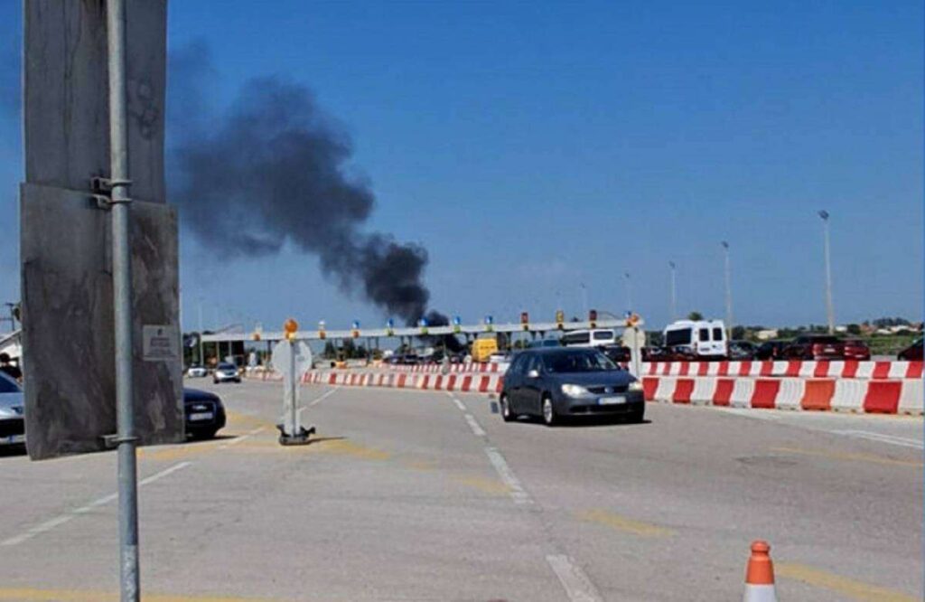 Όχημα πήρε φωτιά στα διόδια Μαλγάρων – Στην κατάσβεση συνέδραμαν 12 πυροσβέστες με 6 οχήματα
