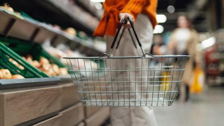 Ακρίβεια: Και νέες ανατιμήσεις στα τρόφιμα – Αυξήσεις «φωτιά» σε αεροπορικά εισιτήρια, ασφάλιστρα υγείας