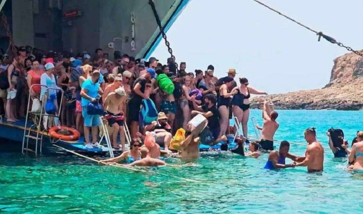 Χανιά: Τουρίστες βουτάνε στη θάλασσα για να αποβιβαστούν στον Μπάλο – Το πρόβλημα με την εξέδρα που αφαιρέθηκε