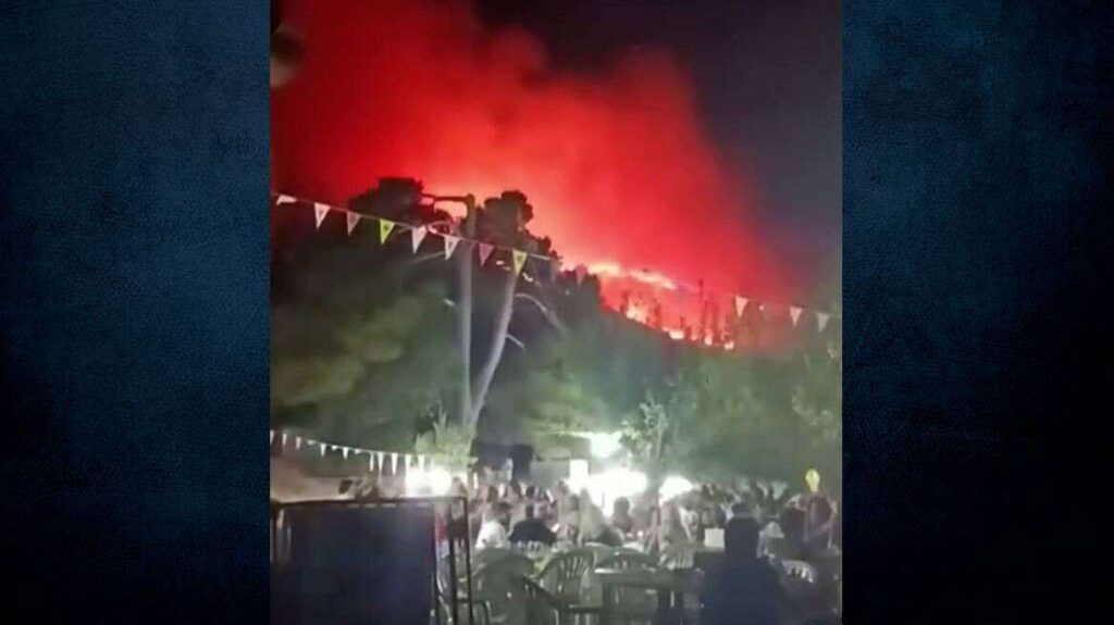 Απίστευτο: Στη Ζάκυνθο διασκέδαζαν σε πανηγύρι ενώ η φωτιά έκαιγε πίσω τους // ΒΙΝΤΕΟ
