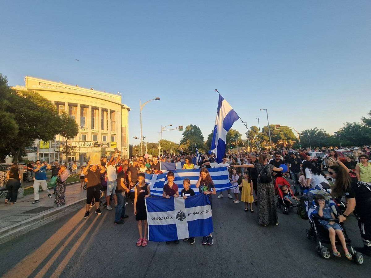 Family Pride Θεσσαλονίκης: «Η Ρωμιοσύνη αντιστέκεται» φωνάξαν χιλιάδες πολίτες (φωτο & video)