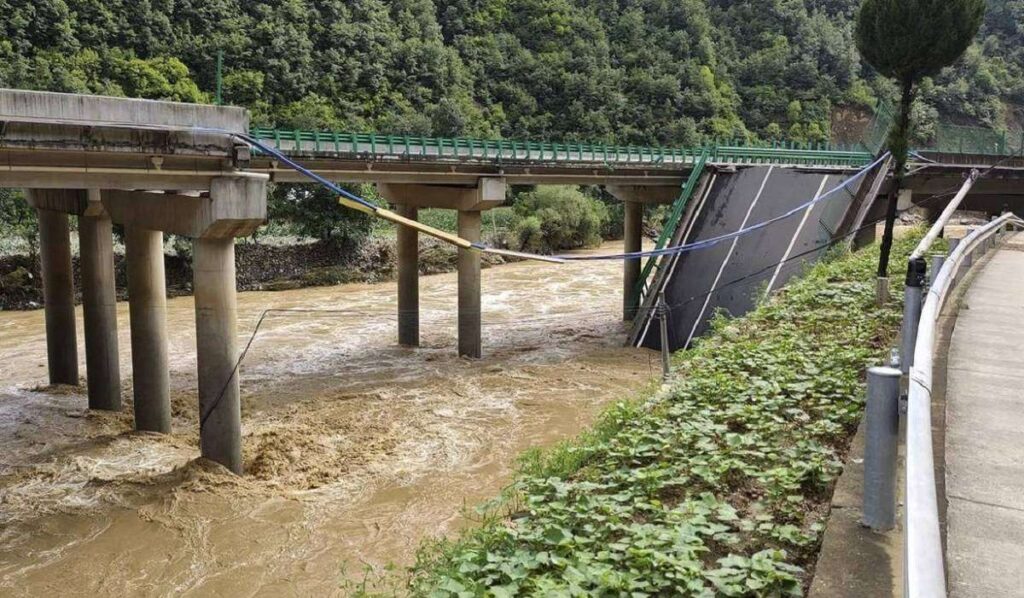 Τουλάχιστον 11 νεκροί και 30 αγνοούμενοι από κατάρρευση γέφυρας στη βόρεια Κίνα