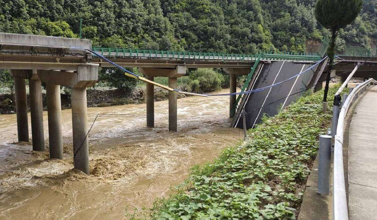 Τουλάχιστον 11 νεκροί και 30 αγνοούμενοι από κατάρρευση γέφυρας στη βόρεια Κίνα