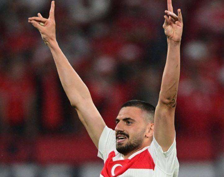 Αντιδράσεις για το σήμα των Γκρίζων Λύκων που έκανε προκλητικά ο Μερίχ Ντεμιράλ στον αγώνα με την Αυστρία