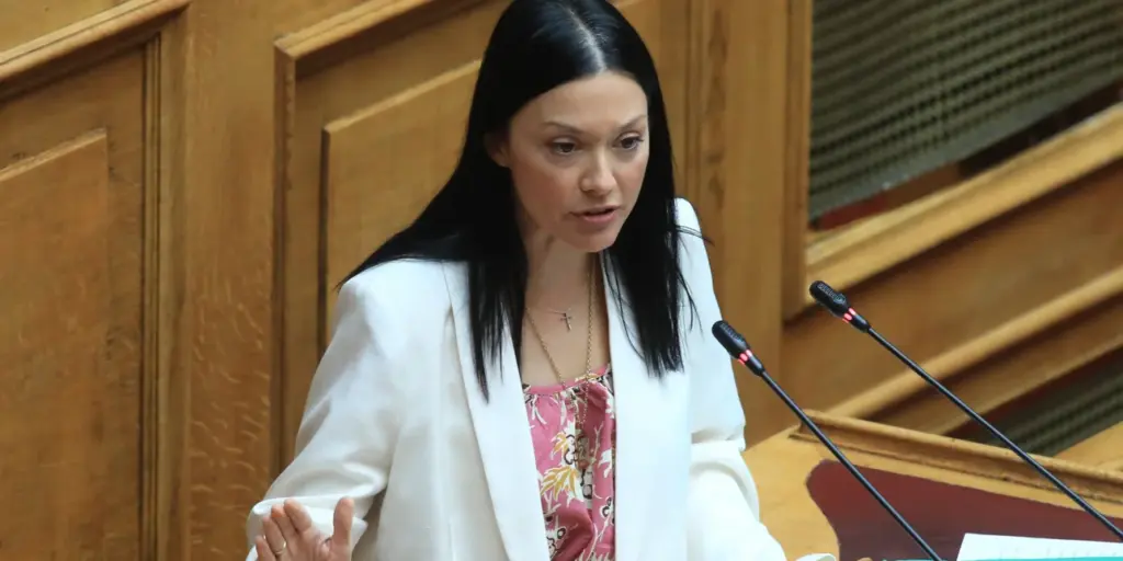 ΠΑΣΟΚ: Η Νάντια Γιαννακοπούλου ανακοίνωσε την υποψηφιότητά της για την ηγεσία